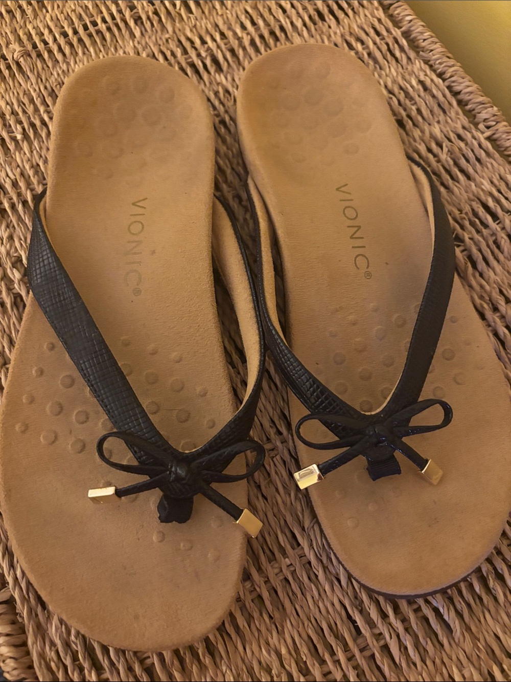 Vionic Black Bow Thong Sandals with Tan Footbed